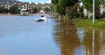 DİKİLİ’DE ARAÇLAR SU ALTINDA KALDI
