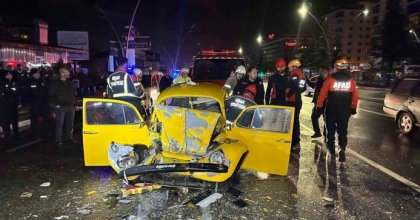 UŞAK’TA OTOMOBİL İLE OTOBÜS ÇARPIŞTI: 1’İ AĞIR 3 YARALI
