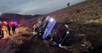 YOLCU OTOBÜSÜ DEVRİLDİ: 2 ÖLÜ, 21 YARALI
