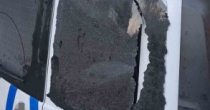 İZMİR’DE POLİS ARACINA SALDIRIP CAMI KIRDILAR
