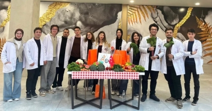 ADÜ TIP FAKÜLTESİ ÖĞRENCİLERİNDEN SAĞLIKLI BESLENME FARKINDALIK ETKİNLİĞİ
