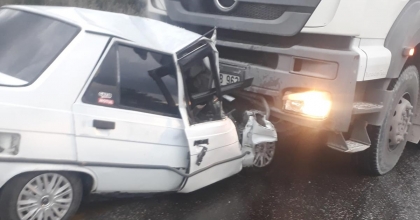AKHİSAR’DA KAMYON İLE OTOMOBİL KAFA KAFAYA ÇARPIŞTI: 1 ÖLÜ, 1 YARALI