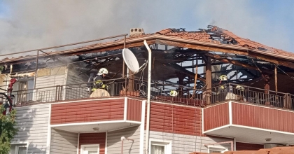 DENİZLİ'DE ÇATI YANGINI KORKUTTU