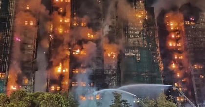 HONG KONG GÖKDELENLERİ YANIYOR