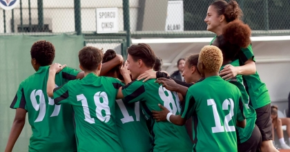 HOROZKENTLİ KIZLAR SAHADA ŞOV YAPTI