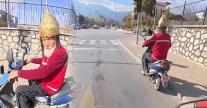 KASK YERİNE MİĞFER TAKAN DEDE GÖRENLERİ ŞAŞIRTTI