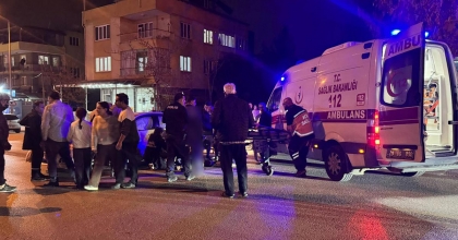 MOTOSİKLET YOLA KONTROLSÜZ ÇIKAN OTOMOBİLE ÇARPTI