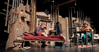 ŞEHİR TİYATROSU ‘SIĞINTILAR’I SAHNELEDİ