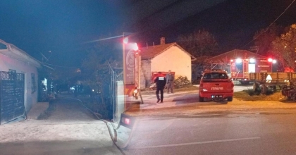 TEK KATLI EVDEKİ YANGIN KORKUTTU