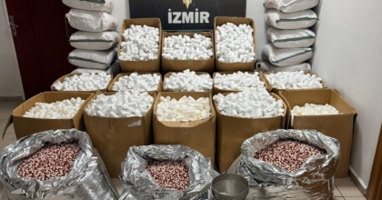 İZMİR’DE UYUŞTURUCU HAP OPERASYONU: 2,3 MİLYON ADET ELE GEÇİRİLDİ