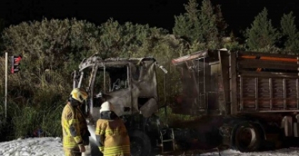 İZMİR’DE KÖMÜR YÜKLÜ TIR ALEV ALDI
