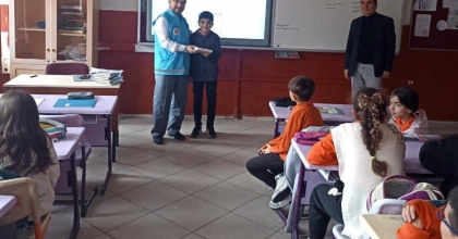 EMET’TE ORTAOKUL ÖĞRENCİLERİNE KUR’AN-I KERİM HEDİYE EDİLDİ