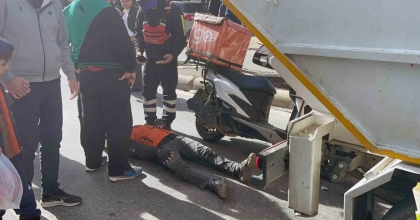 ÇÖP KAMYONUNA ÇARPAN MOTOKURYE YARALANDI
