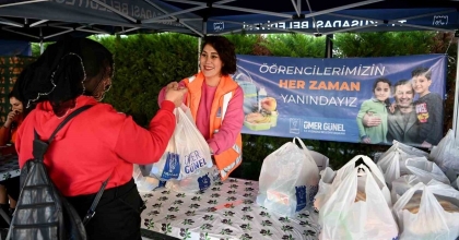 KUŞADASI’NDA BESLENME ÇANTALARINI BELEDİYE DOLDURUYOR
