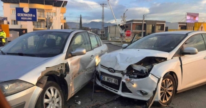 İNCİRLİOVA’DA OTOMOBİLLER ÇARPIŞTI: 1 YARALI
