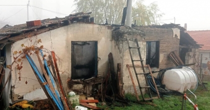 HİSARCIK’TA ÇIKAN YANGINDA DEPREM KONUTU KULLANILMAZ HALE GELDİ
