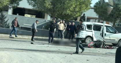 ÇEŞME’DE MOTOSİKLET KAZASI: 1 ÖLÜ, 1 YARALI
