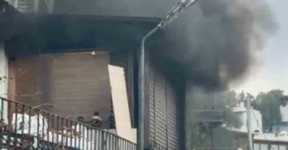 EVİNİ ATEŞE VERDİ
