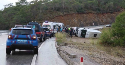 FETHİYE’DE YOLCU MİNİBÜSÜ DEVRİLDİ: 7 YARALI
