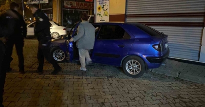 ALKOLÜN ETKİSİ İLE ARAÇTA SIZDI, VATANDAŞLAR HAYATINDAN ENDİŞE ETTİ