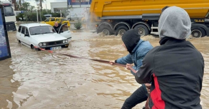 BODRUMDA SOKAKLAR GÖLE DÖNDÜ ARAÇLAR SULAR ALTINDA KALDI