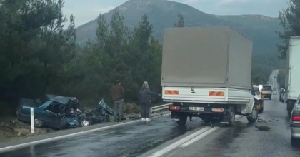 KAMYONETLE OTOMOBİL ÇARPIŞTI: 2 ÖLÜ, 2 YARALI
