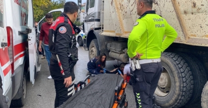 KAMYONUN ALTINDA KALAN MOTOSİKLETLİ KURYE AĞIR YARALANDI
