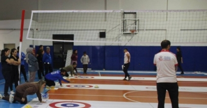 KÖYCEĞİZ’DE ÖĞRETMENLER FLOOR CURLİNG TURNUVASINDA YARIŞTI