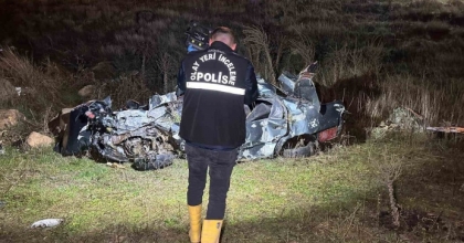 UŞAK’TA OTOMOBİL ŞARAMPOLE DEVRİLDİ: 2 ÖLÜ, 1 YARALI
