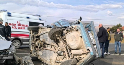 BİRİ FİAT TOFAŞ İKİ OTOMOBİLİN ÇARPIŞTIĞI KAZADA 4 KİŞİ YARALANDI
