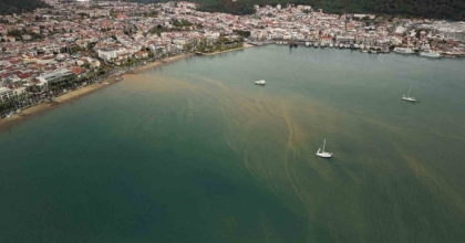 ÇAMUR RENGİNE BÜRÜNEN DENİZ HAVADAN GÖRÜNTÜLENDİ