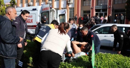 BOŞANMA DURUŞMASINDAN ÇIKTI, EŞİNİ SIRTINDAN BIÇAKLADI
