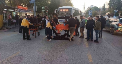 MOTOSİKLETLE OTOMOBİL ÇARPIŞTI: 1 YARALI
