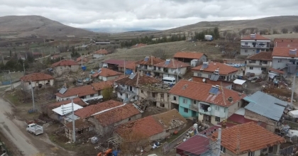 BU KÖYDE İLETİŞİM KURULAMIYOR
