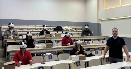 ADÜ’DE ÖĞRENCİLER DERSLERİ SANAL GERÇEKLİK DESTEKLİ İŞLİYOR
