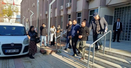 EŞİNİ SIRTINDAN BIÇAKLAYAN ŞAHIS TUTUKLANDI
