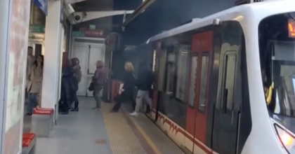 İZMİR’DE METRO VAGONU RAYDAN ÇIKTI