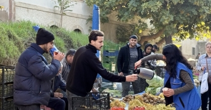 GÖNÜLLÜ GENÇLERDEN PAZAR ESNAFINA SICAK İKRAM
