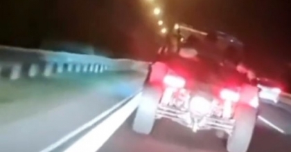 TRAFİKTE TEHLİKELİ HAREKETLER YAPAN SÜRÜCÜ YAKALANDI
