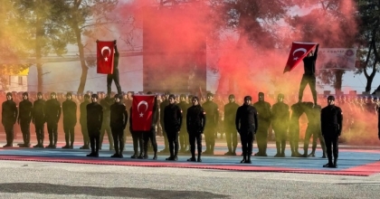 KIRKAĞAÇ’TA UZMAN ERBAŞLARIN MEZUNİYET COŞKUSU
