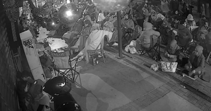 ÇARŞI ORTASINDA SABAHLADILAR İNDİRİM NÖBETİ