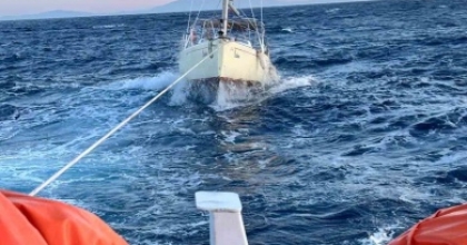 DATÇA AÇIKLARINDA SÜRÜKLENEN YELKENLİ TEKNE KURTARILDI
