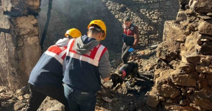 MANİSA’DA 5 EVİN KÜL OLDUĞU YANGINDA ÖLEN KADININ CENAZESİNE ULAŞILDI
