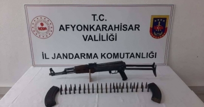 ŞÜPHE ÜZERİNE DURDURULAN OTOMOBİLDE KALAŞNİKOV ELE GEÇİRİLDİ
