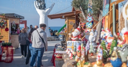 KUŞADASI’NDA KURULAN YILBAŞI PAZARI RENGARENK GÖRÜNÜMÜYLE İLGİ ODAĞI OLDU
