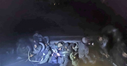 İZMİR’DE 24 SAATTE 99 GÖÇMEN, 3 KAÇAKÇI YAKALANDI