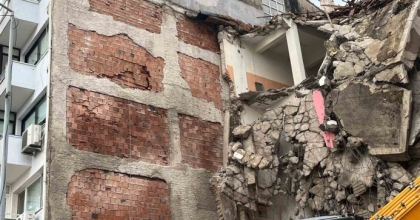 BALÇOVA’DA KENTSEL DÖNÜŞÜM YIKIMI: KOMŞU BİNADA HASAR OLUŞTU
