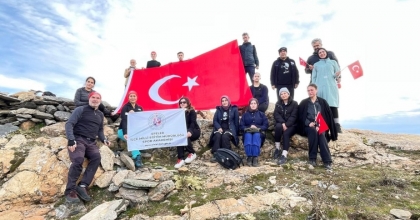 ŞEHİTLER İÇİN ZİRVEYE TIRMANDILAR
