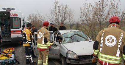 KONTROLDEN ÇIKAN OTOMOBİL REFÜJE VE BARİYERLERE ÇARPTI: 1 ÖLÜ, 1 YARALI
