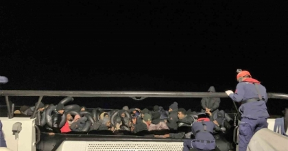 İZMİR AÇIKLARINDA GÖÇMEN MESAİSİ: 44 YAKALAMA, 18 KURTARMA
